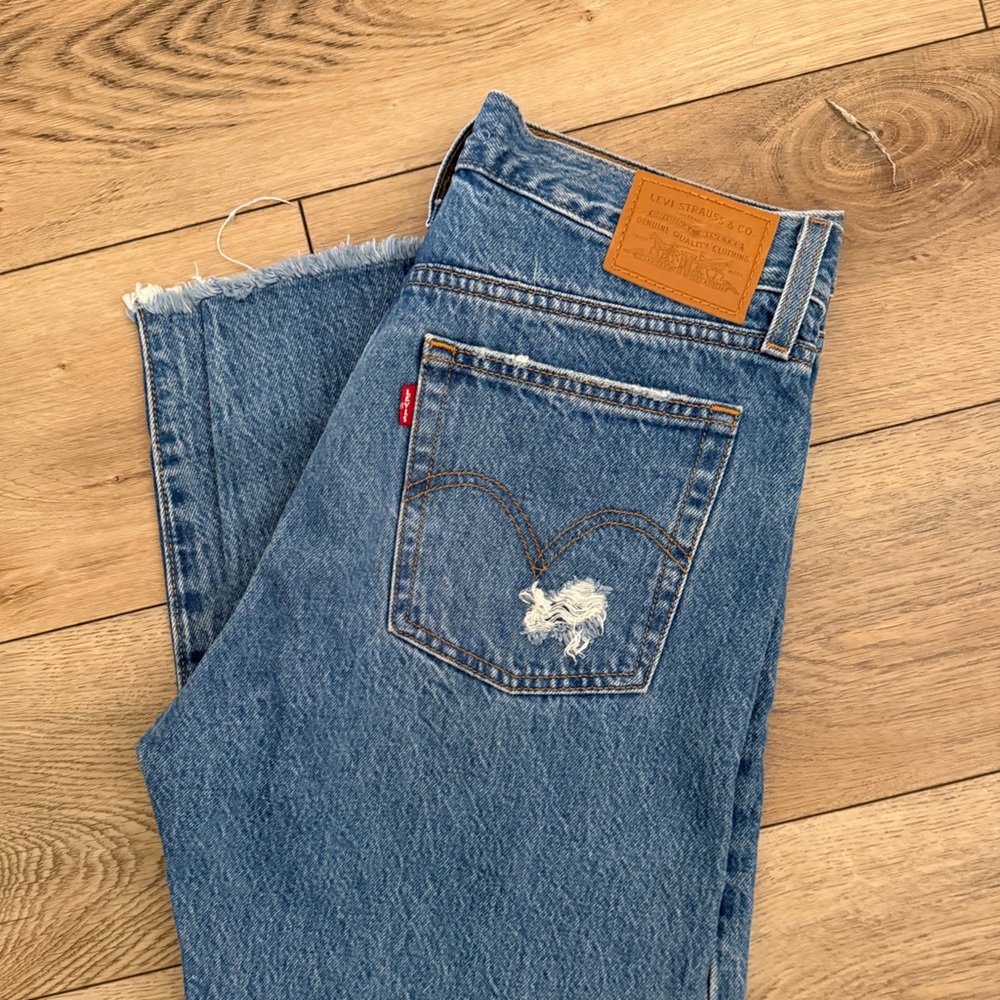 Levi’s Classic High-Waist Blue Distressed Mom Jeans Sz 28